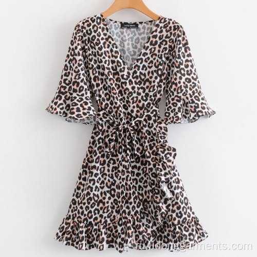 Платье с коротким рукавом леопарда